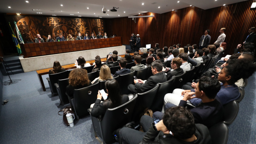 Na tarde desta segunda-feira (21), os deputados universitários se reuniram em uma audiência pública para tratar sobre o projeto de lei que pretende dar tratamento tributário mais benéfico aos proprietários de veículos elétricos e híbridos.