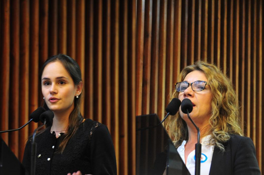 Defensora pública Lívia Martins Salomão Brodbeck e Silva e Silvana Aparecida Portes Becker, presidente da Apofilab de Cascavel.