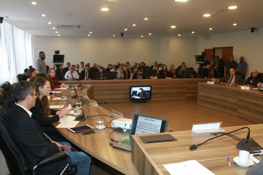 Audiência pública promovida pela Comissão de Indústria e Comércio, em parceria com outras Comissões da Alep, debateu a proibição do uso de copos e canudos descartáveis no Paraná.