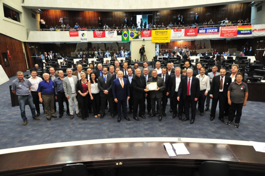 Associação dos Funcionários da Cohapar completa 50 anos e recebe homenagem da Assembleia Legislativa.