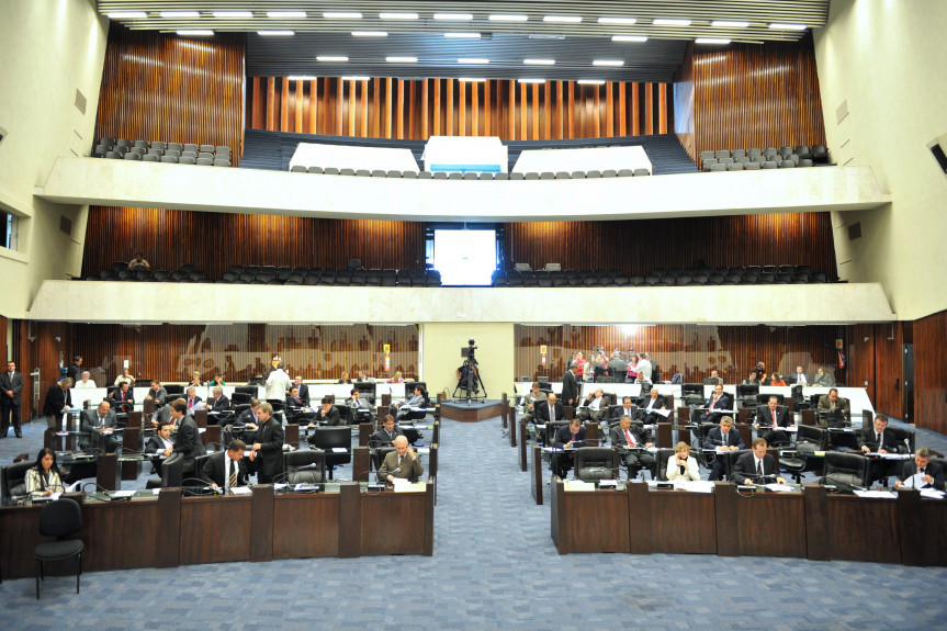 Deputados durante os trabalhos em Plenário.