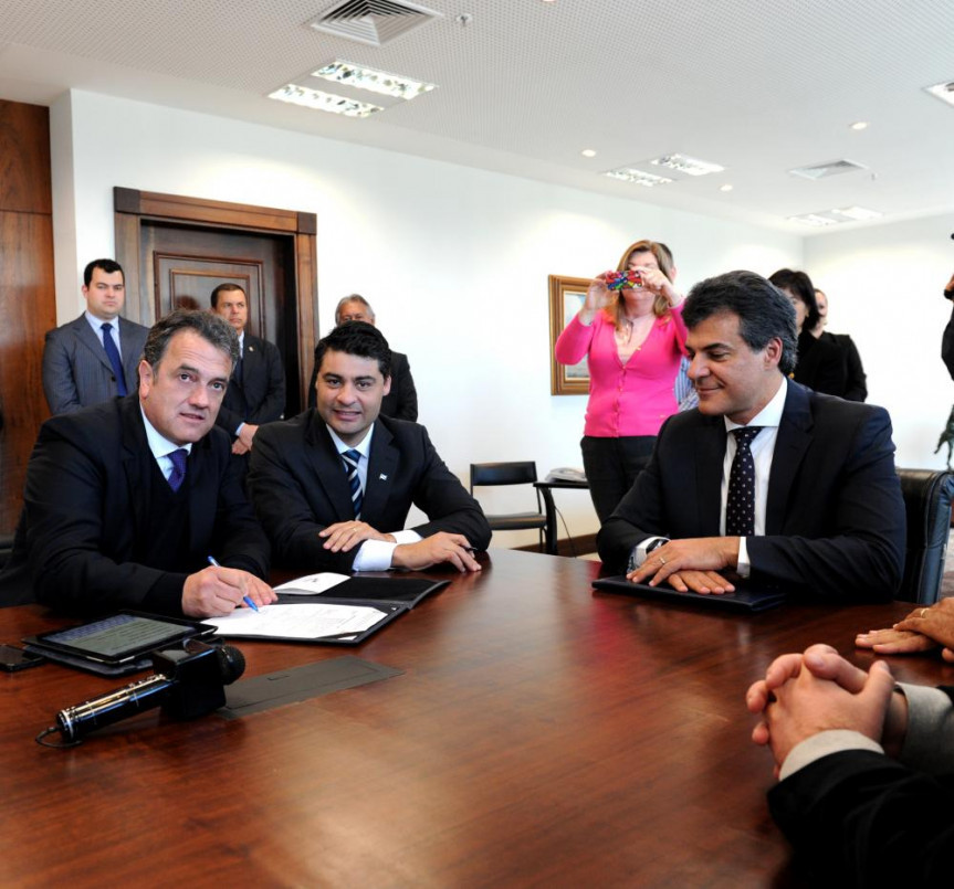 Deputado Plauto Miró (DEM) participa da assinatura da homologação de licitação junto com o governador Beto Richa e prefeito de PG, Marcelo Rangel.