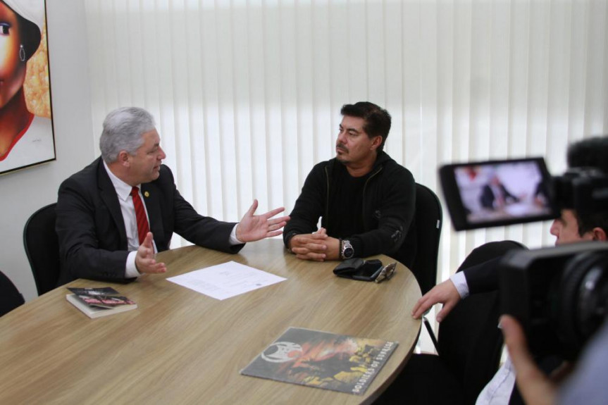 Paulo Baron, empresário das bandas Angra e Shaman, conversa com o deputado Douglas Fabrício sobre projeto que promove atividades ligadas ao turismo e à cultura.