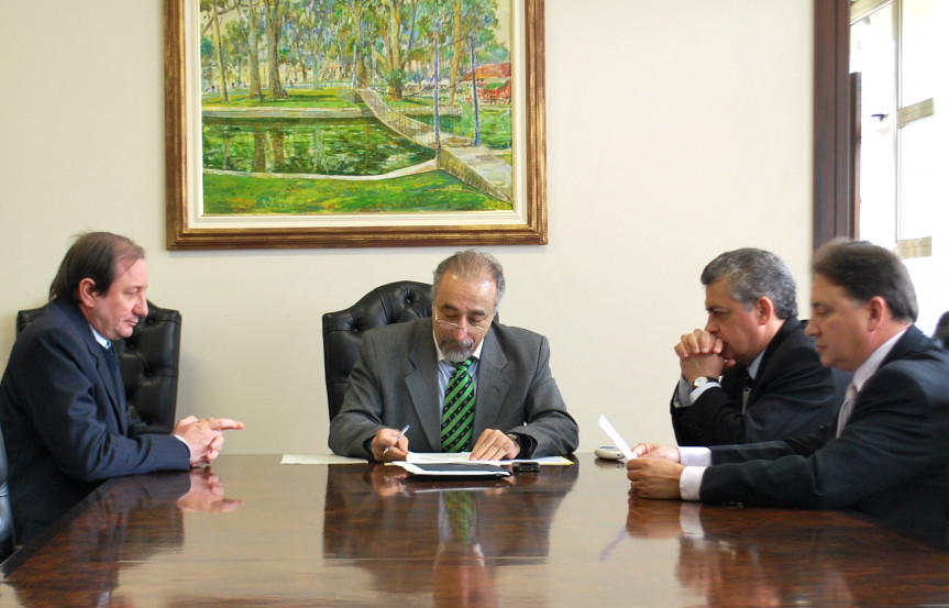 Deputados integrantes da CEI da Usina de Mauá durante reunião nesta quarta-feira, 14