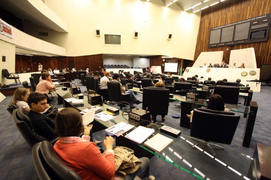 Deputados e entidades debatem a “Comercialização e o Uso Ilegal de Agrotóxicos".