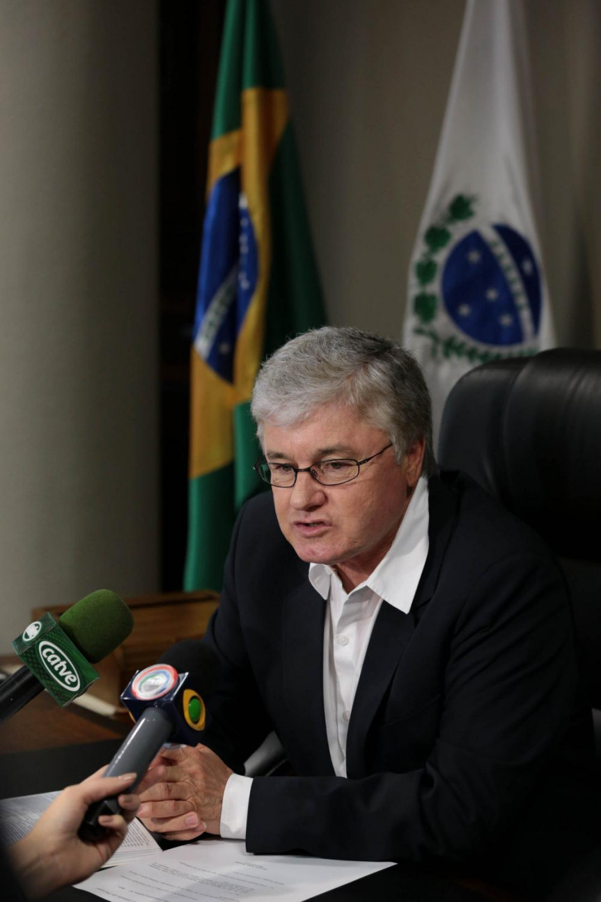 Deputado Rossoni (PSDB) concede entrevista na sala da presidência na Alep.