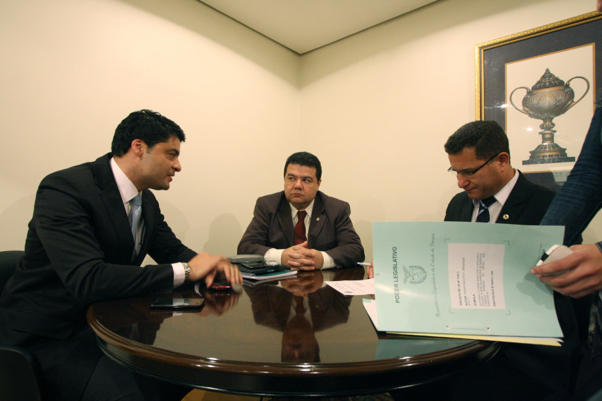 Deputados Marcelo Rangel, Pastor Edson Praczyk e Adelino Ribeiro durante reunião da Comissão de Obras Públicas.