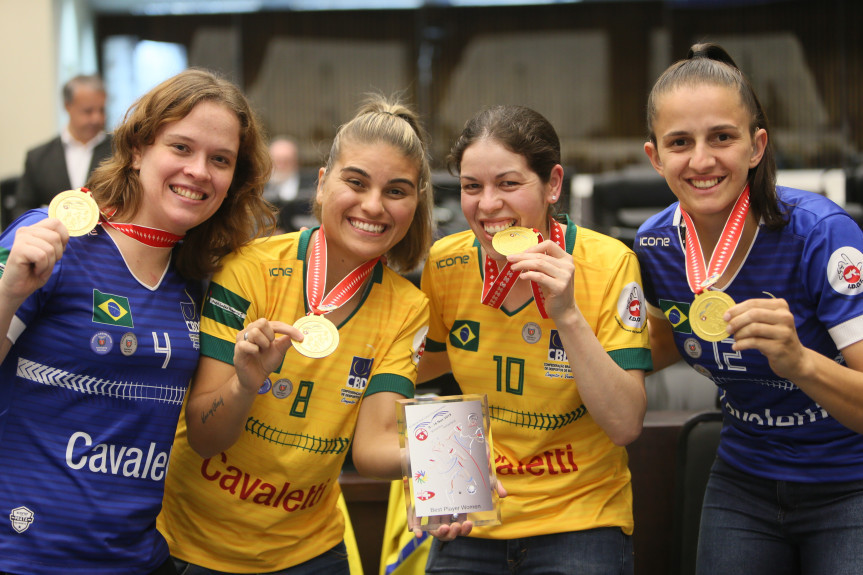 A convite do deputado Marcio Pacheco (PDT) as campeãs do Campeonato Mundial de Futsal para Surdos receberam homenagem na Assembleia Legislativa.