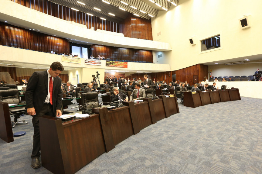 Deputados durante os trabalhos de Plenário.