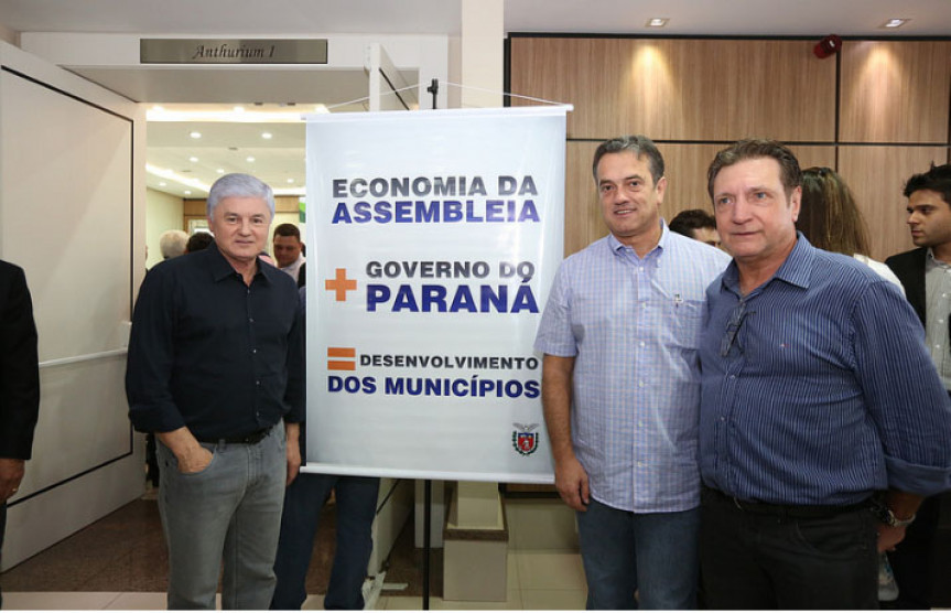 Da esquerda para a direita, deputados Valdir Rossoni, Plauto Miró e Ademir Bier.