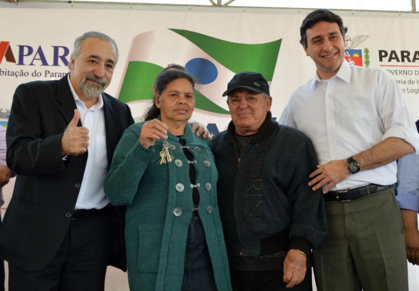 Deputados Rasca Rodrigues (PV) e Alceu Maron (PSDB) fazem a entrega a uma dos 42 famílias beneficiadas.