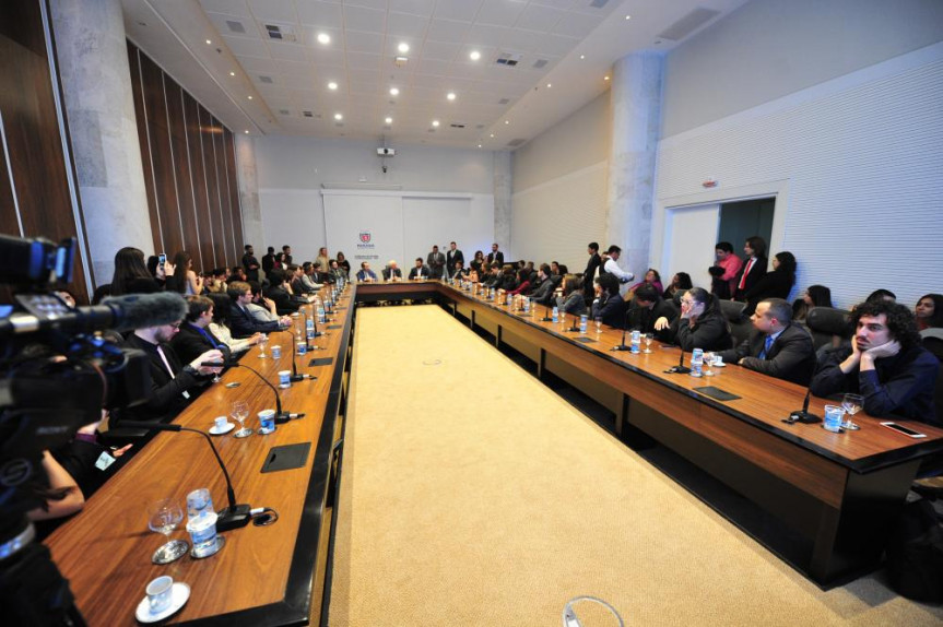 Participantes do Parlamento Universitário são recebidos pelo vice-governador Darci Piana no Palácio Iguaçu.