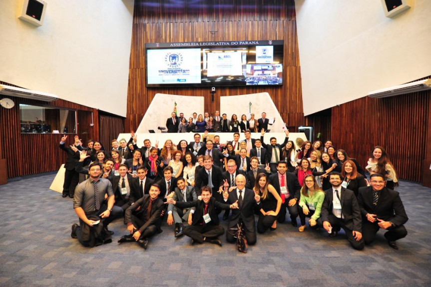 Participantes do Parlamento Universitário de 2017, quando o projeto foi eleito o melhor do Brasil pela Associação Brasileira das Escolas do Legislativo.
