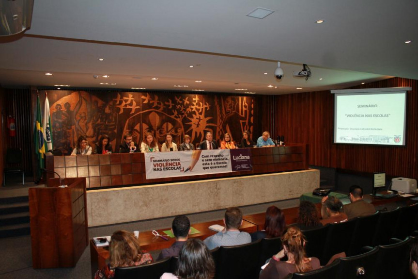 O seminário contou com a participação de professores, especialistas, autoridades e estudantes.