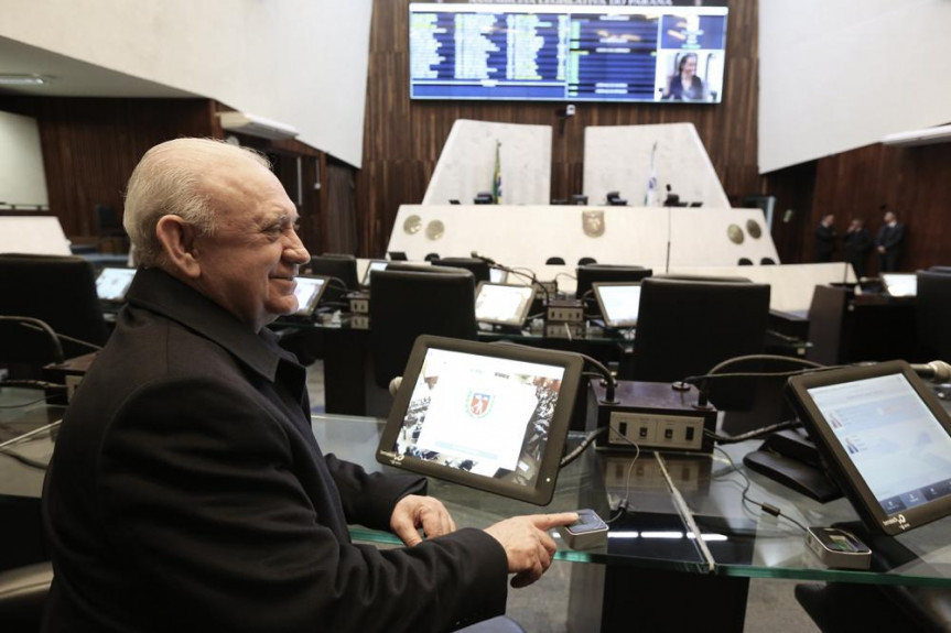 Presidente da Alep, Ademar Traiano (PSDB), cadastra sua digital no novo sistema de votações da Alep.