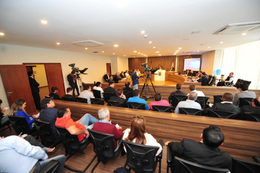  Audiência pública sobre a distribuição dos recursos do ICMS referente ao "Projeto Puma" no município de Ortigueira no Paraná.