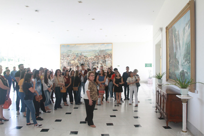 Estudantes do projeto Geração Atitude conhecem o Palácio Iguaçu, sede do Poder Executivo do Paraná.