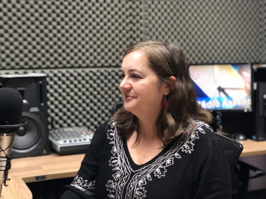 Programa Rádio Assembleia entrevista Lia Finn.