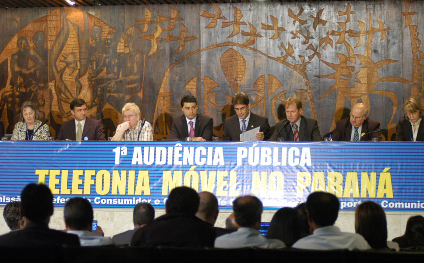 Deputados e representantes de instituições debatem sobre os problemas de telefonia móvel.