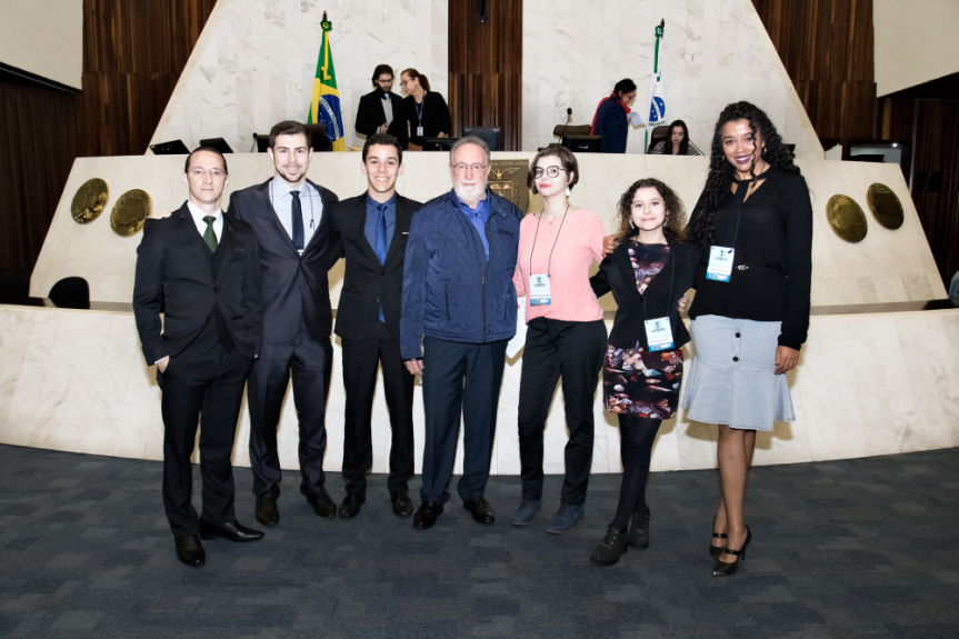 Deputado Tercílio Turini com o professor Renê Chiquetti Rodrigues e os acadêmicos da UEL que participam do Parlamento Universitário da Alep.