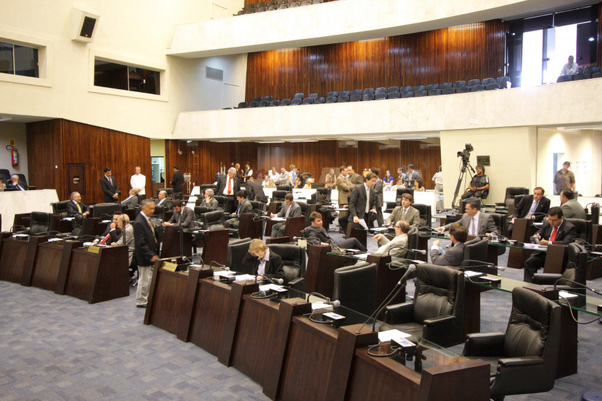 Deputados durante os trabalhos de Plenário.