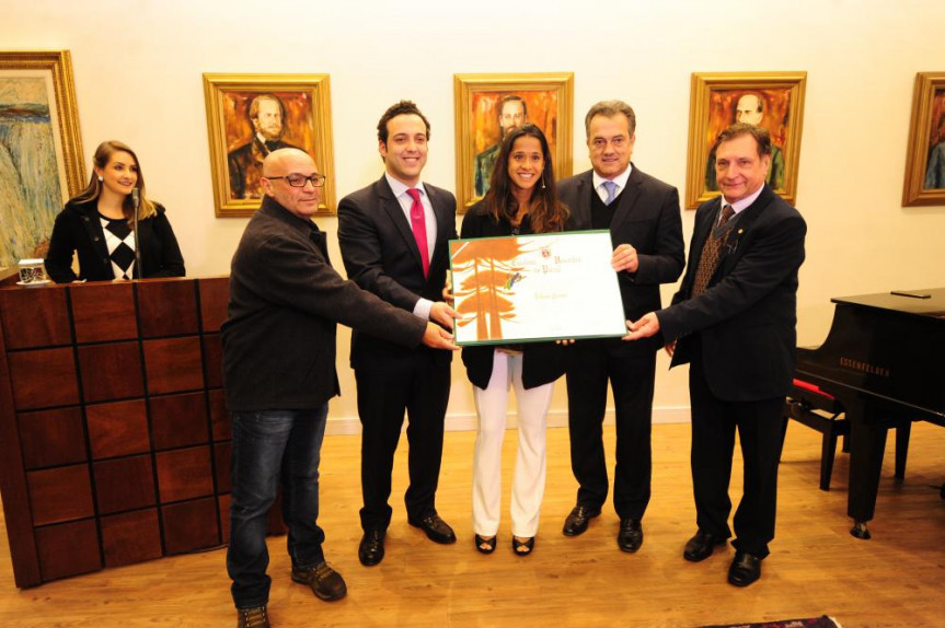 Outorga do título de Cidadã Honorária do Paraná à tenista Teliana Pereira por iniciativa do deputado Bernardo Ribas Carli (PSDB).