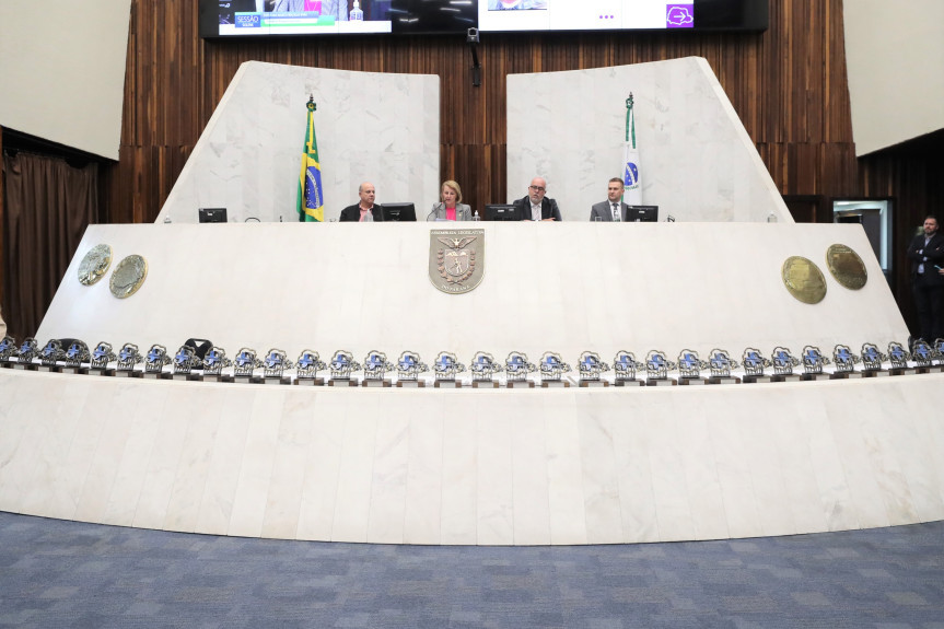 Solenidade aconteceu na noite desta segunda-feira (29), no Plenário da Assembleia Legislativa do Paraná.