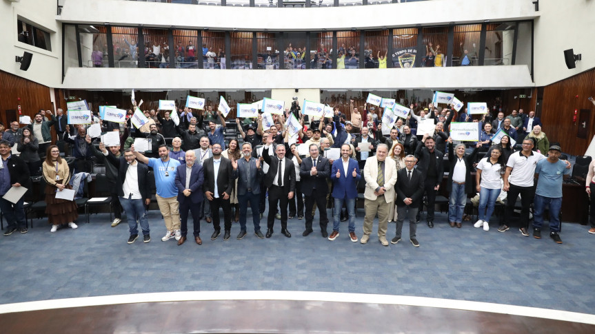 Solenidade ocorreu na noite desta terça-feira (19), no Plenário da Assembleia Legislativa do Paraná.
