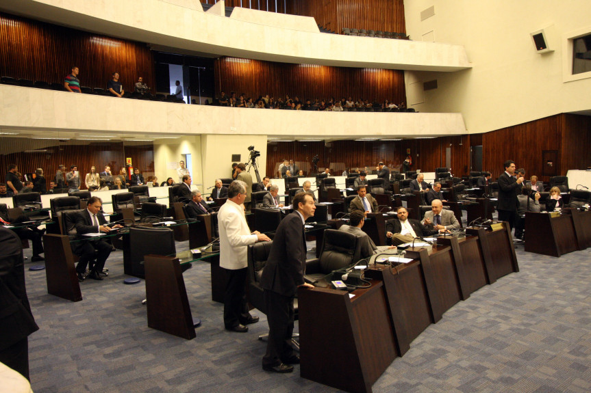 Deputados durante sessão plenária desta terça-feira (25/10).