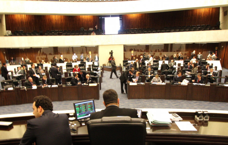 Deputados durante os trabalhos em Plenário.