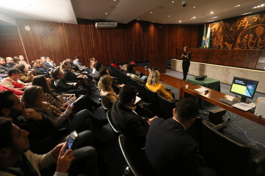 Plenarinho da Alep ficou lotado para acompanhar o curso, que terá continuidade nesta sexta-feira.