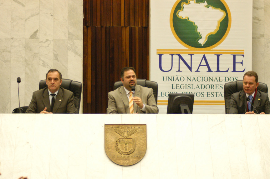 O presidente em exercício do Legislativo, e vice-presidente da Unale, Artagão Júrnior (PMDB), conduz a reunião.(Foto: Sandro Nascimento)