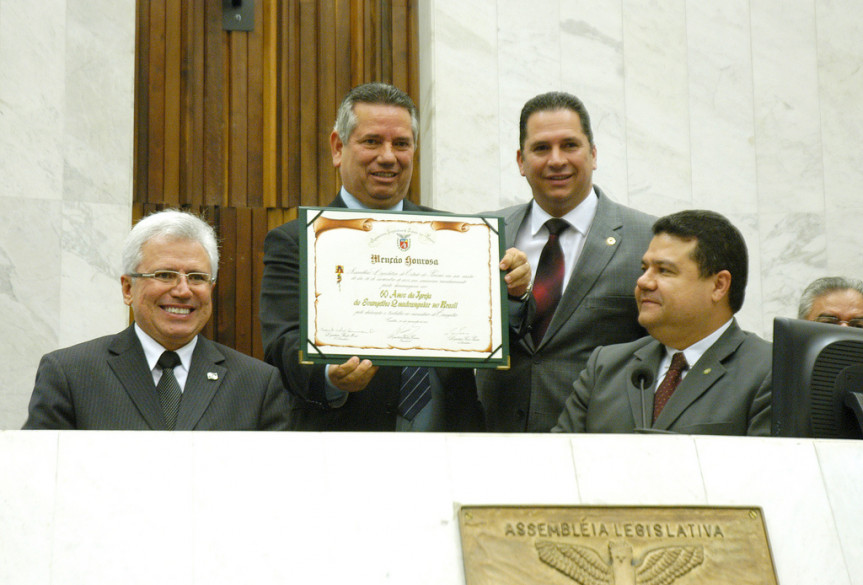 Presidente do Conselho Estadual de Diretores da Igreja do Evangelho Quadrangular no Paraná, Irineu Rodrigues, recebe menção honrosa durante sessão solene.