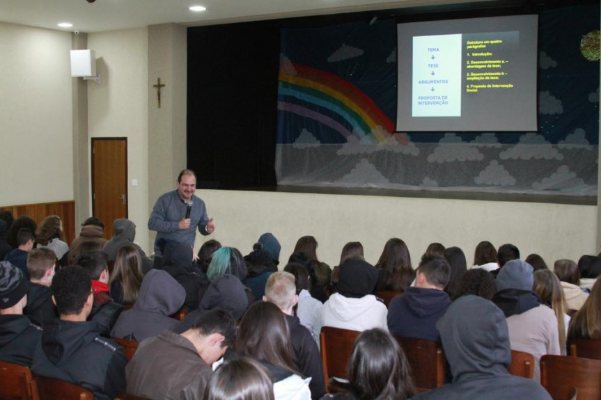 Assembleia no Enem: Aula sobre a redação perfeita foi realizada para alunos da cidade de Campo Largo.