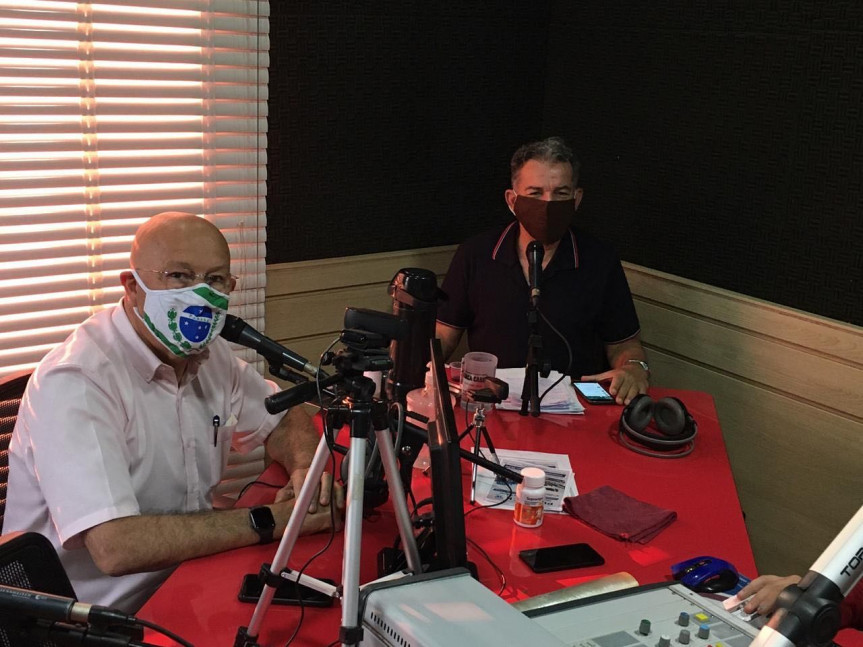 Deputado Luiz Claudio Romanelli (PSB), nos estúdios da Rádio FM 104.