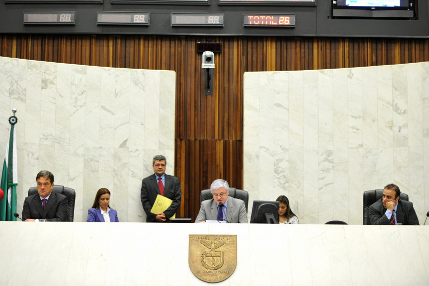 Rossoni anuncia novo ato que determina o limite da verba de contratação de funcionários comissionados por gabinete.
