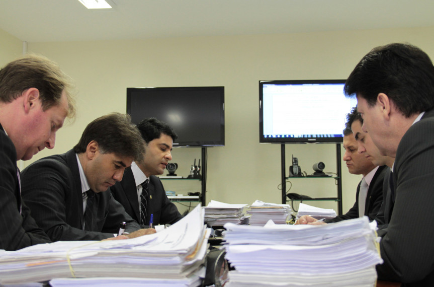 Na reta final dos trabalhos, membros da CPI dos Leitos do SUS se concentram na elaboração do relatório final.