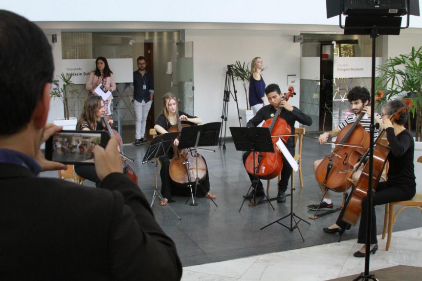 Quinteto de cordas faz apresentação para servidores da Alep. Intervenção cultural acontecerá toda semana.