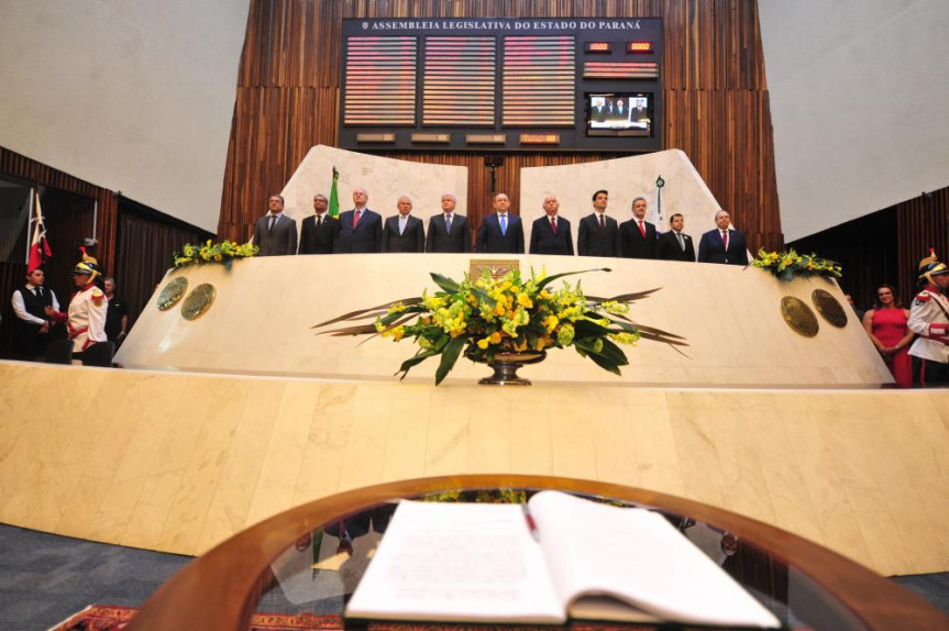 Mesa composta pelo presidente Ademar Traiano (PSDB), primeiro secretário deputado Plauto Miró Guimarães (DEM), segundo secretário deputado Jonas Guimarães (PSB) e demais autoridades convidadas.