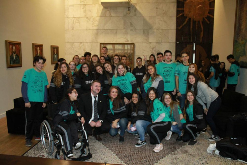 As pessoas que visitam a Assembleia Legislativa têm a oportunidade de conversar com os deputados. Como aconteceu com os alunos do Colégio Emílio de Menezes que foram recebidos pelo deputado Emerson Bacil.