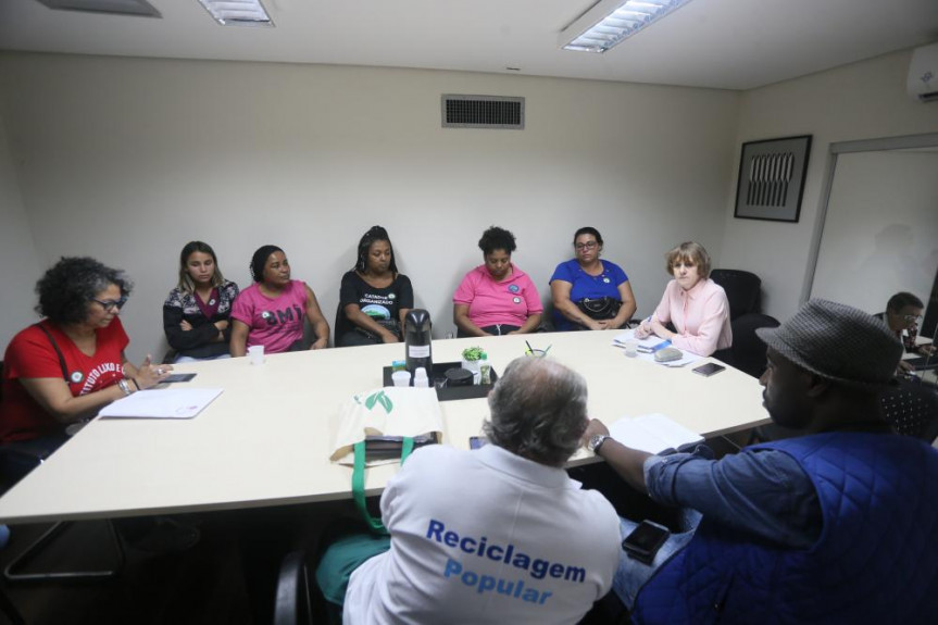 Deputada Luciana Rafagnin (PT) em reunião realizada em abril com representantes do Instituto Lixo e Cidadania sobre a incineração de lixo em Curitiba e Região.