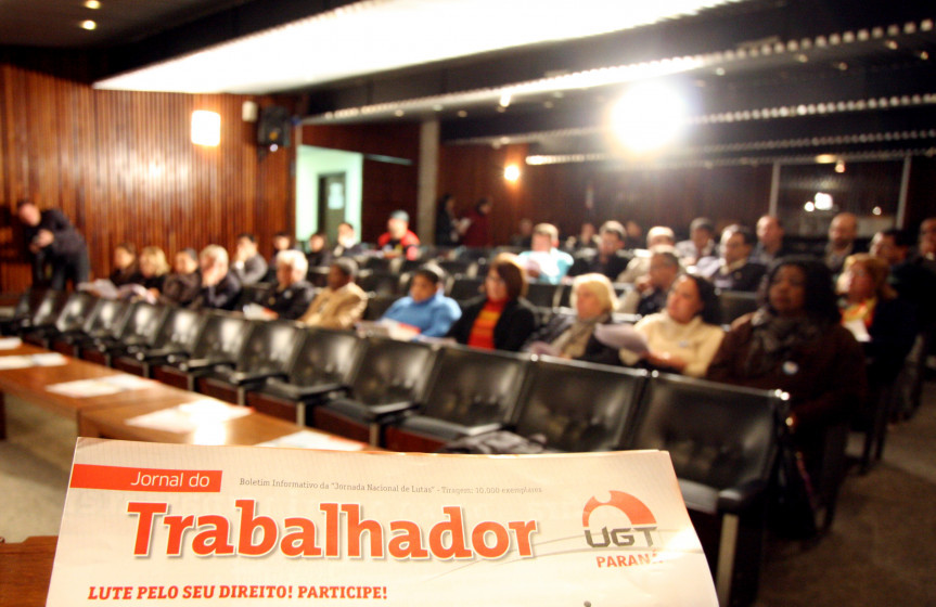 Deputados do PT e centrais sindicais durante audiência na Alep (Foto: Nani Gois)
