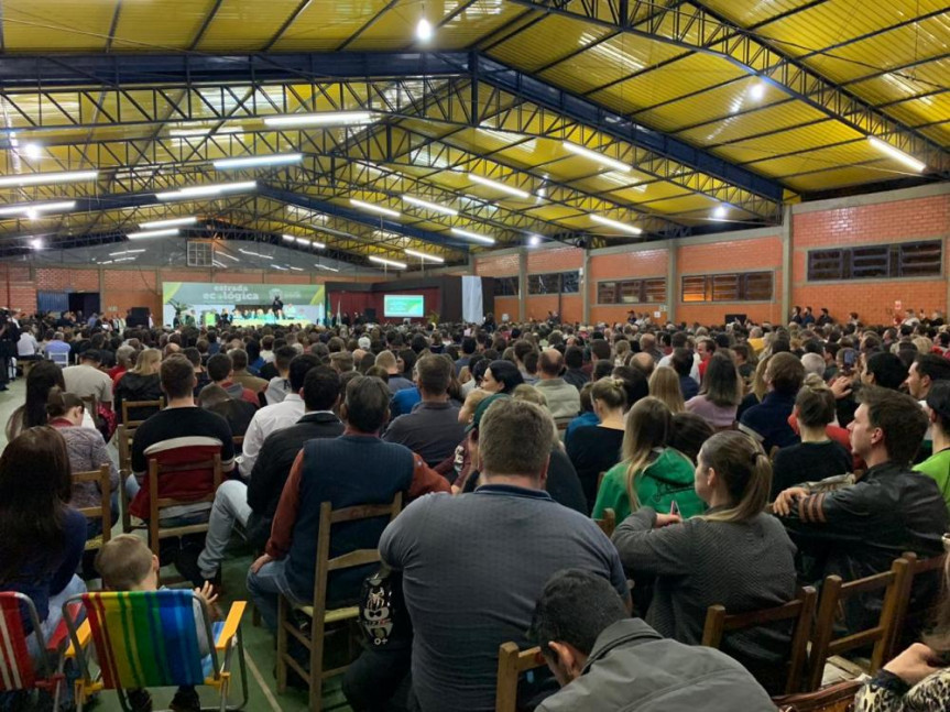 População lotou o centro de eventos em Capanema para o debate sobre a reabertura da Estrada do Colono.
