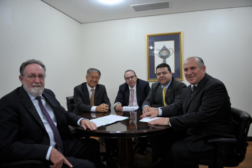 Da esquerda para a direita, deputados Tercílio Turini (PPS), Teruo Kato (PMDB), Jonas Guimarães (PMDB), Pastor Praczyk (PRB) e Francisco Bührer (PSDB). 