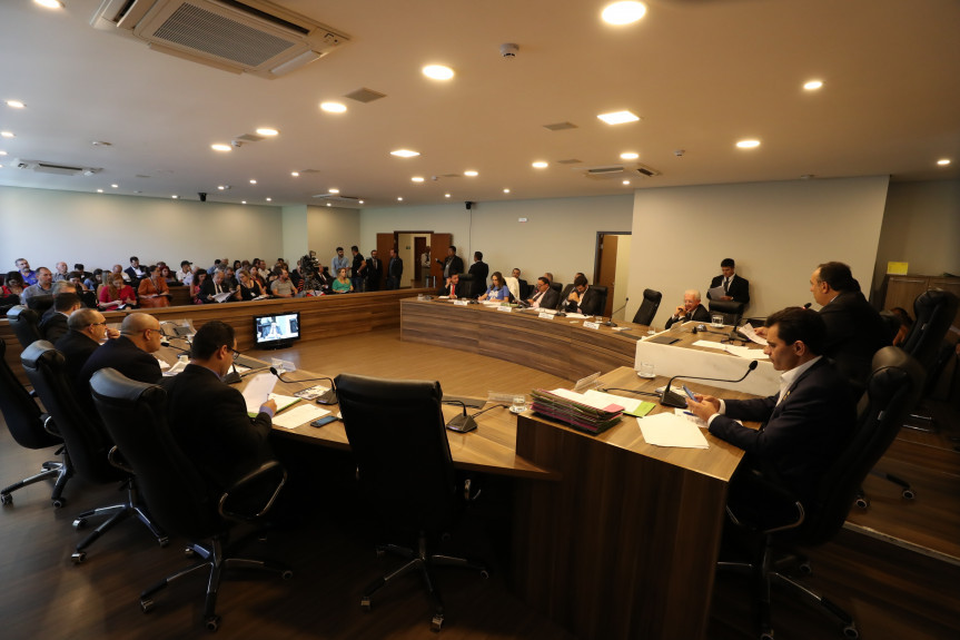 Deputados que integram a Comissão de Constituição e Justiça (CCJ) da Assembleia Legislativa do Paraná se reúnem em caráter extraordinária na segunda-feira (09).
