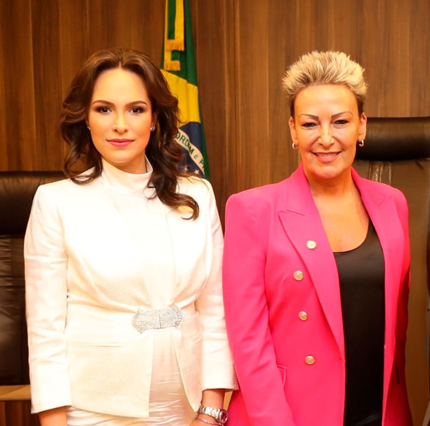 A deputada Cloara Pinheiro (PSD) e a deputada Maria Vitória (PP) são autoras da Lei Estadual 21.527/2023 que busca dar visibilidade, facilitar o diagnóstico, estimular pesquisas e ampliar o debate sobre as Doenças Oculares Raras no Paraná.