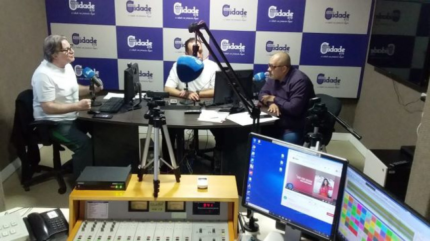 Deputado Soldado Fruet (PROS) concede entrevista para a Rádio Cidade, de Curitiba.