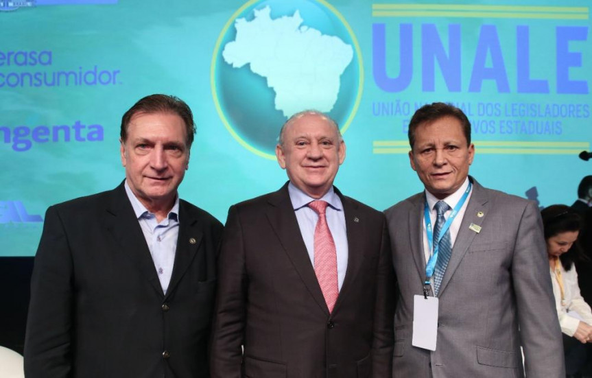 Deputados Ademir Bier (PMDB-PR), presidente da Comissão Organizadora da CNLE; Ademar Traiano (PSDB-PR), presidente da Alep; e  Adjuto Afonso (PDT-AM), presidente da Unale.