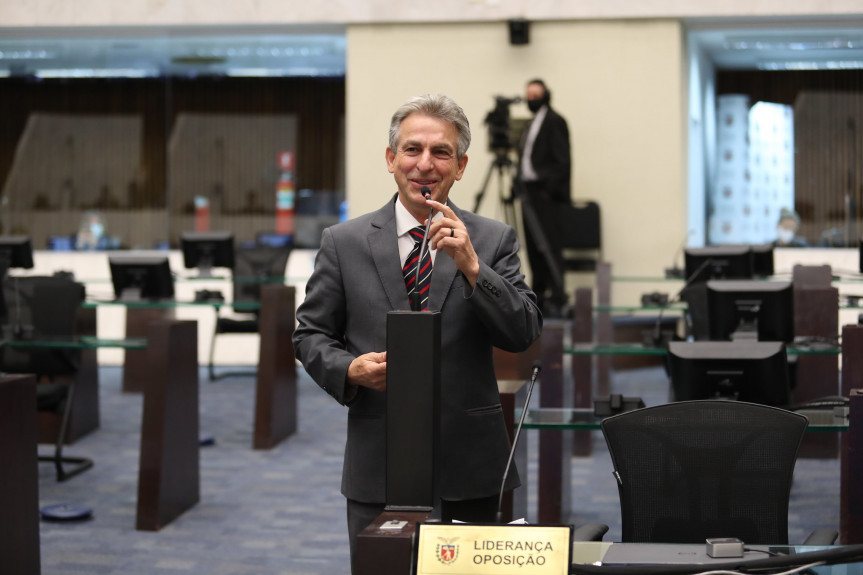 Evento proposto pelo deputado Tadeu Veneri (PT), presidente da Comissão de Direitos Humanos e Cidadania da Assembleia Legislativa do Paraná, debate a matriz curricular no Ensino Médio.