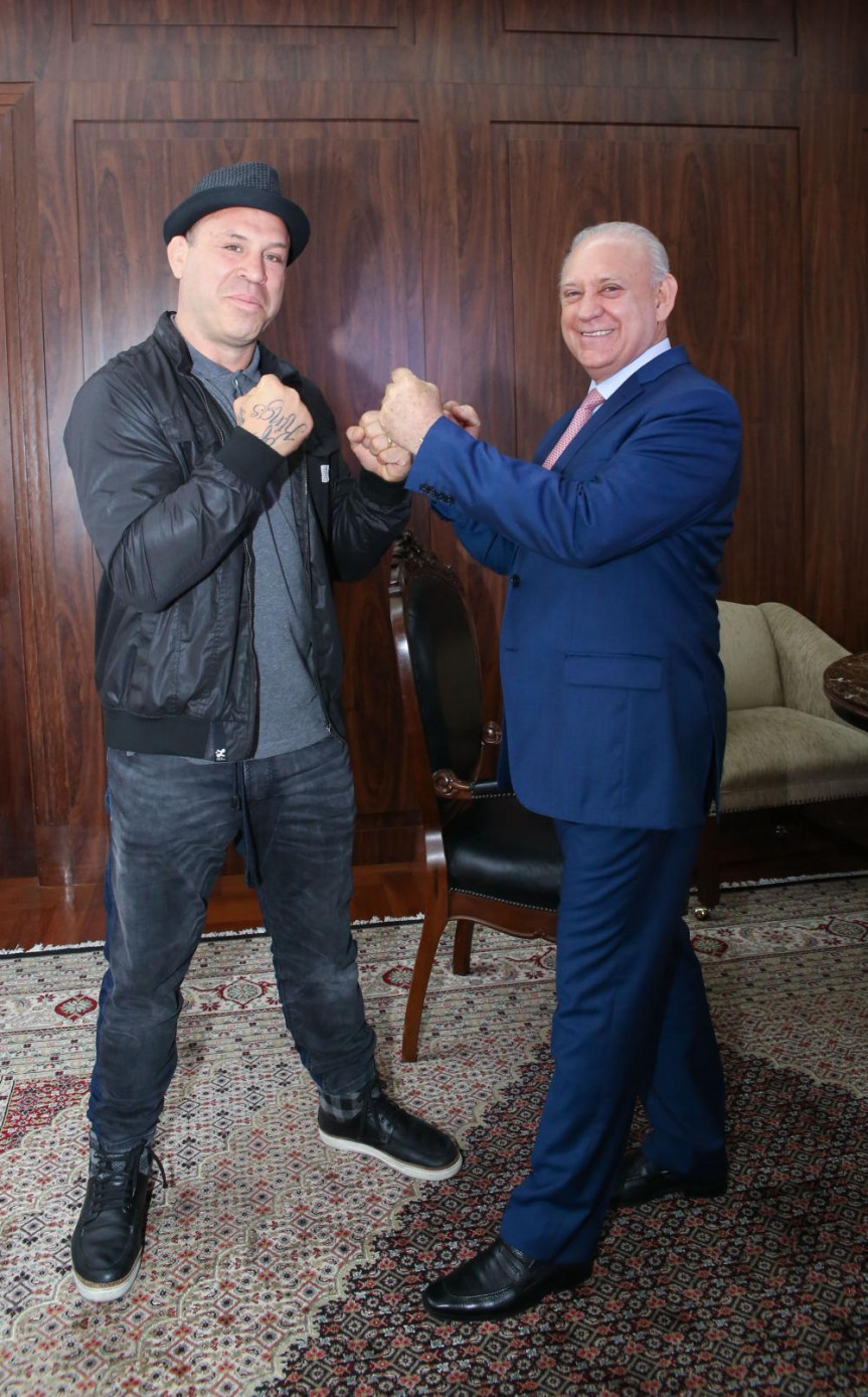 Presidente da Alep, Ademar Traiano (PSDB), recebeu em seu gabinete o lutador Wanderlei Silva.